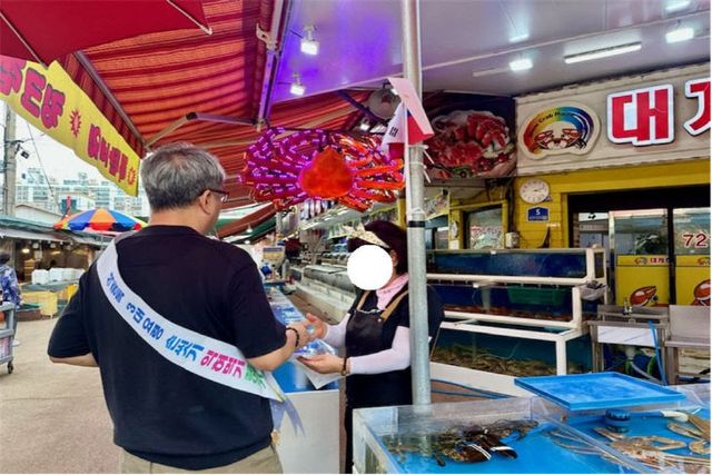 2-2.기장군이 선진 외식환경 조성 위한 캠페인을 전개했다