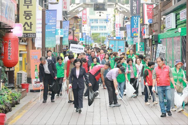 6. 대전시, 추석·APEC 맞아 350명과 거리 대청소 나서2