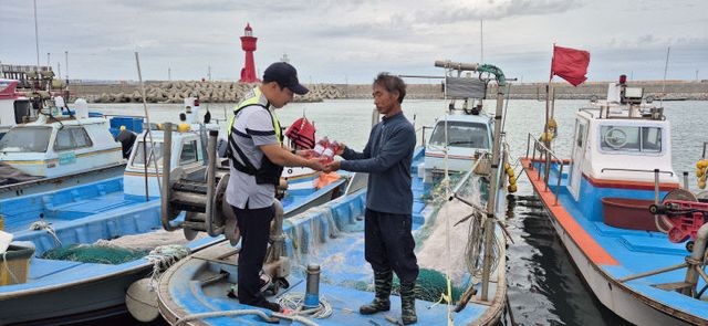 한빛원전, 고창관내 어선 투척용 소화기 무료 배부