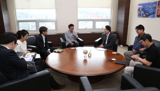 박성호부산진해경제자유구역청장이 일러스 팡 이타터미널 대표