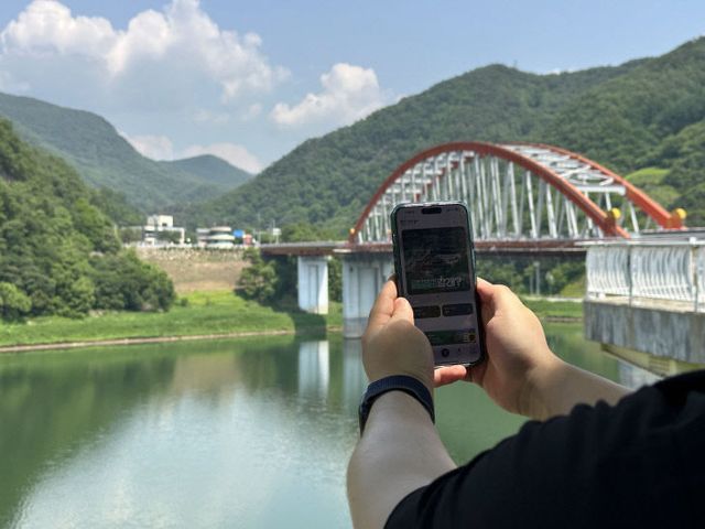 ' 앱을 사용하는 관광객(1)