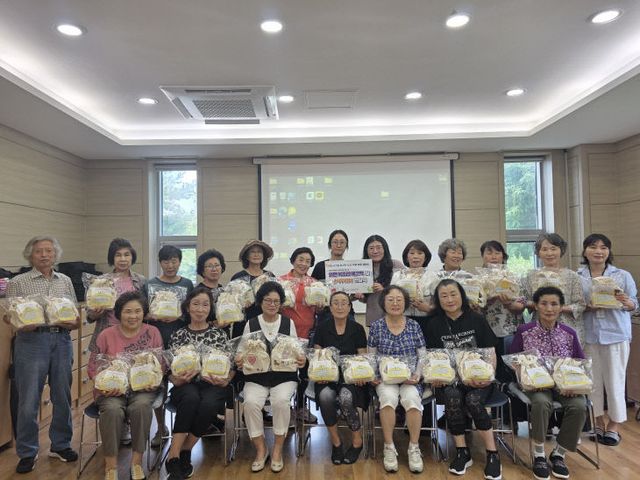 에코백 및 간식 꾸러미 전달 1