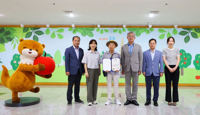 음식물류 폐기물 전용봉투 규격 개선 최우수 선정자 시상