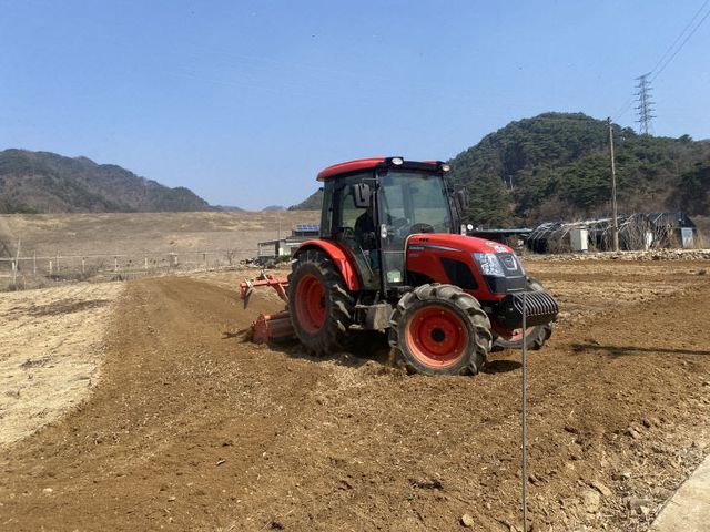트랙터 농작업 대행서비스 사진.(충주시 제공)