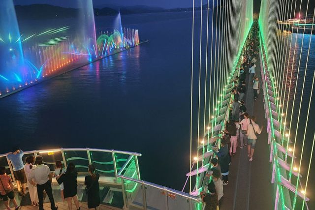 2.여름밤 화려한 공연을 선보이는 예당호 음악분수