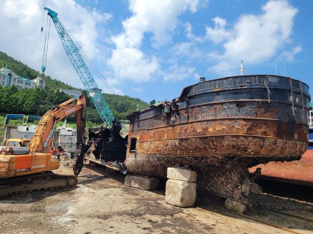 [사진] 노후선박이 폐선되는 모습