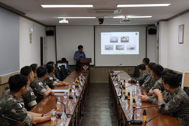 업무현황 청취를 하는 모습2