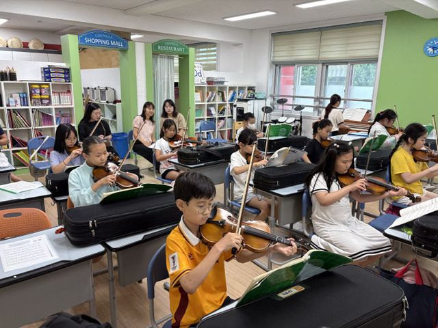 바이올린 수업 중 합주하는 모습