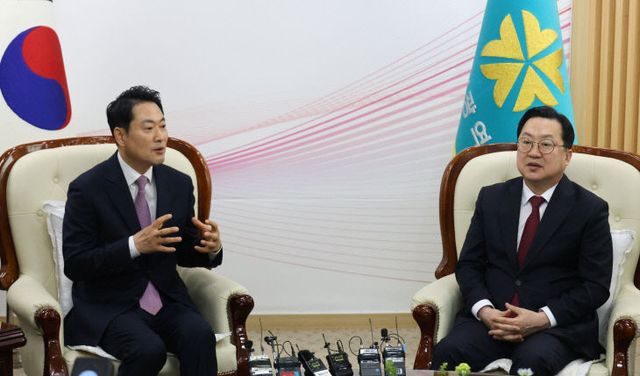 대화 나누는 장동혁 대표와 이장우 시장<YONHAP NO-3141>