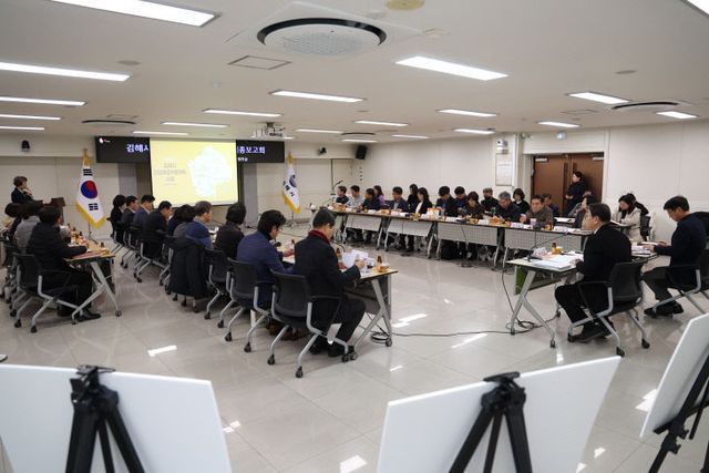 홍태용 김해시장이 1 있다.