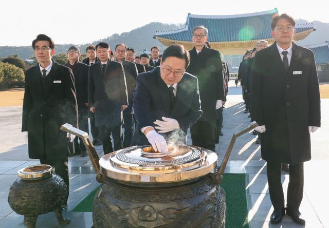 1._이장우_시장__병오년_새해_첫날_현충원_참배2