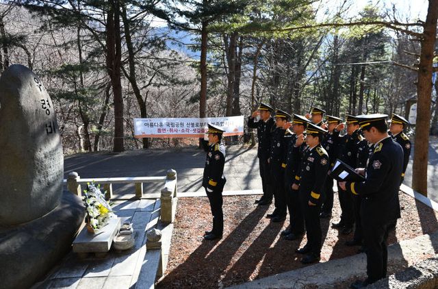 (사진자료) 산청소방서, 새해맞이 위령비 참배