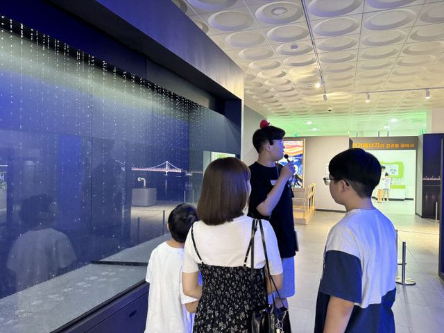 학생 도슨트 활동 모습.