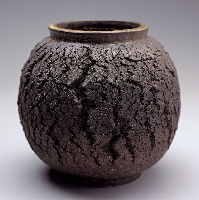 1. 이종수, 겉터진 항아리, 2007, 점토질, 28x29cm