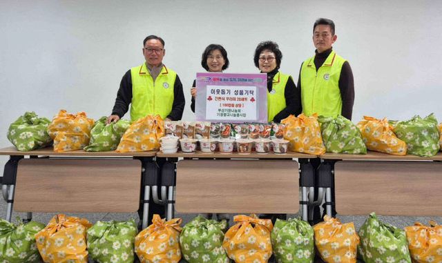 4-1. 이웃돕기 성품기탁 기념촬영을 하고 있다장)