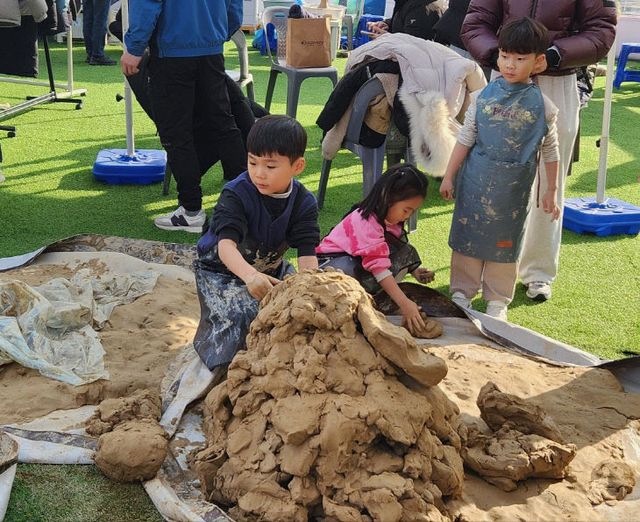 1-청자축제-태토밟기