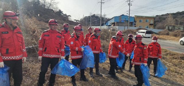 산림재난대응단이 산지정화 활동을 추진하는 모습