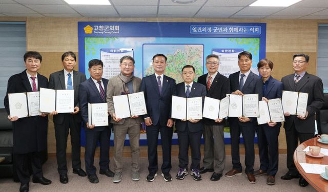 결산검사위원 위촉 사진.A12I3094