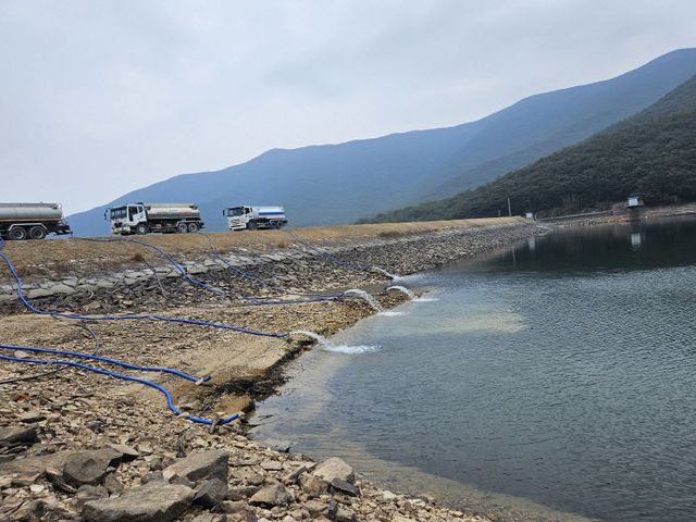 사진은 보길면 부황제에 운반 급수를 하는 모습