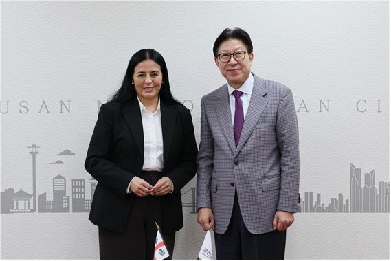 좌측부터 소라야 마르티네스 공