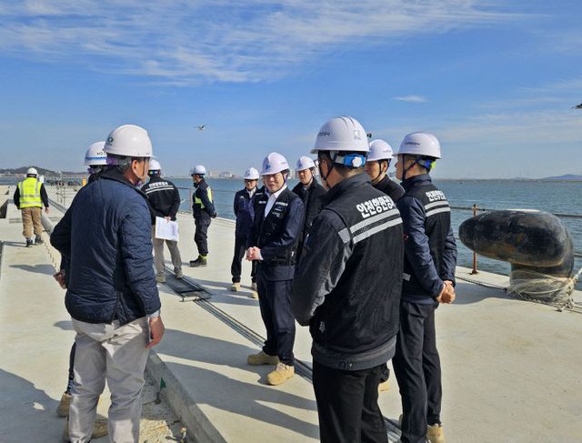 서 안전점검을 하고 있다