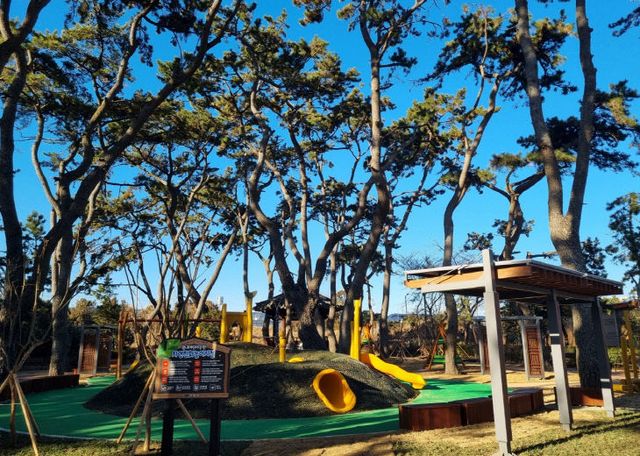 1-1.자연친화 놀이시설이 조성된 월내어린이공원 전경