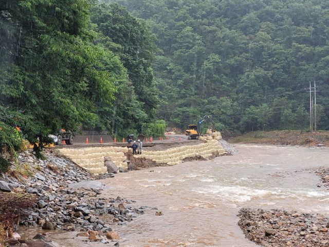 집중호우 피해 응급복구에 전력)-건설과 (1)