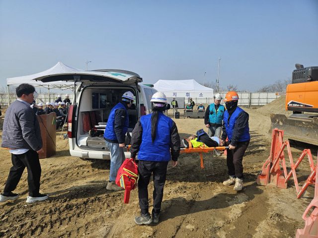 (사진2) 2응 훈련을 진행하고 있다