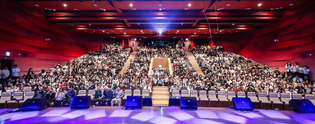 동아대 부민캠퍼스 다우홀에 있다.