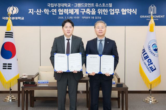 배상훈 총장(오른쪽)과 김도환 대표있다.