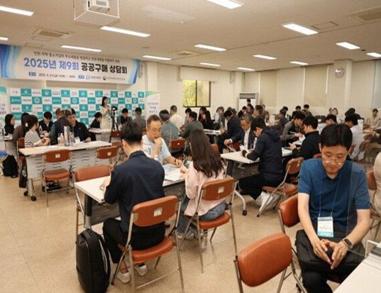 자가 구매 상담을 하고 있다