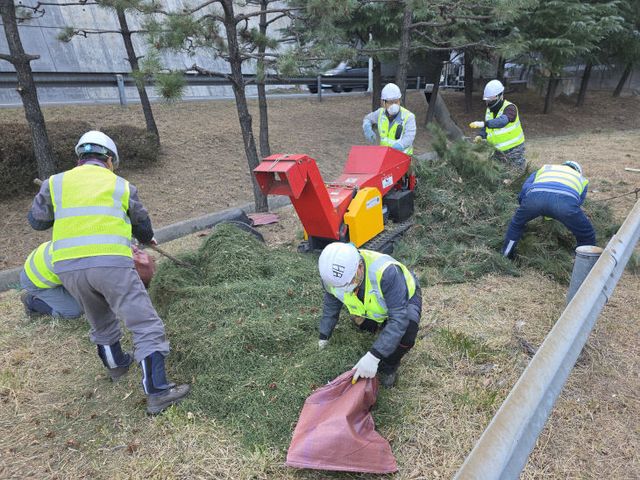 =도로처 작업자들이 있다