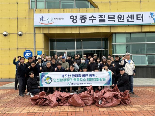 보도1.자들과 기념촬영을 하고 있다.