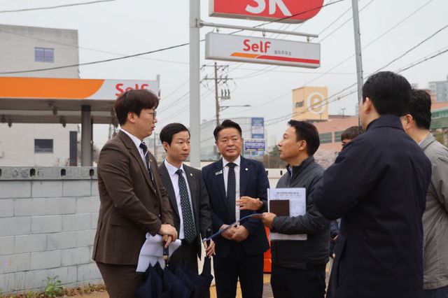 점검 중인 모경종 의원과 서구의원들