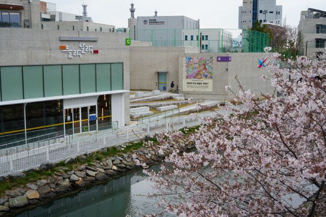 [사진]=부산 영도 동삼해수천을 끼고 있는 복전경