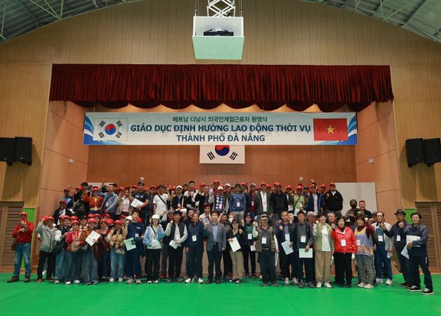 절근로자 MOU 2차 318명 입국)