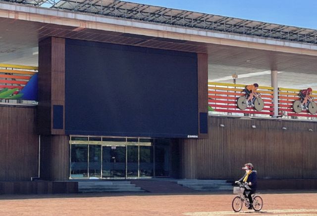 ====스포원파크 수변광장 대형 전광판이 소등되어 있다 1