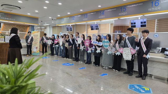 4.8(김해시 행복민원실 4월 친절캠페인 실시)1