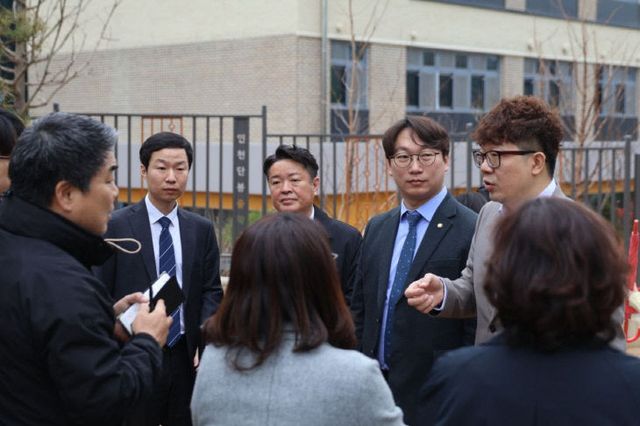 별첨사진2_현장 점검하는 모경종 의원과 서구의원들