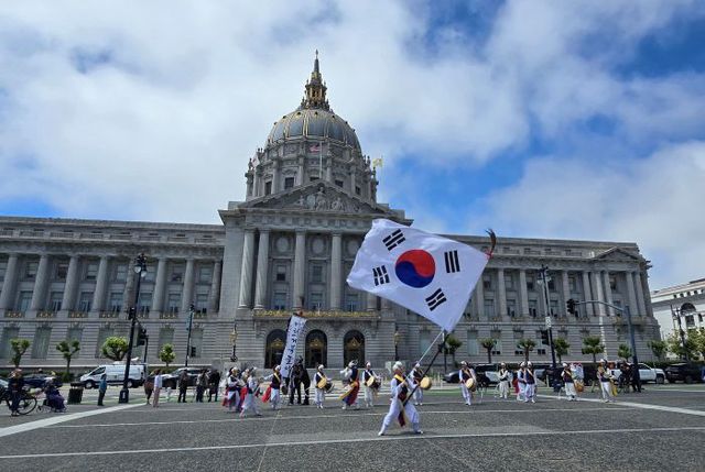 샌프란시스코 시청 앞 광장에서 펼친 버스킹