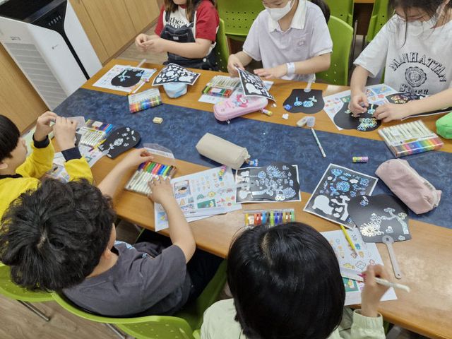 책의 날 독서행사(자개 부채 만들기) (1)