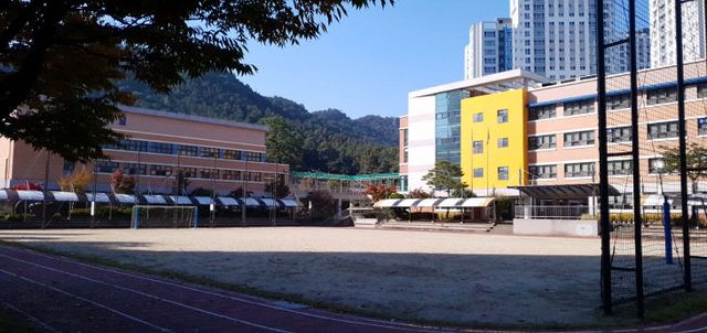 학교 전경 사진 (1)