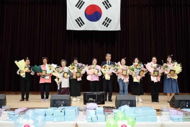 돌봄어르신·생활지원사 초청 가정의달 기념행사(1)