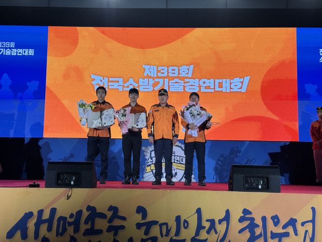 소방교 권영준(맨 좌측)