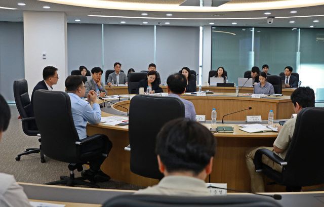 (사진 방향에 대해 논의하고 있다
