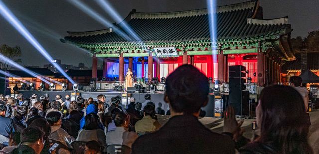 사진1) 수원시가 화성행궁 야간개장 개막공연을 열고 있다