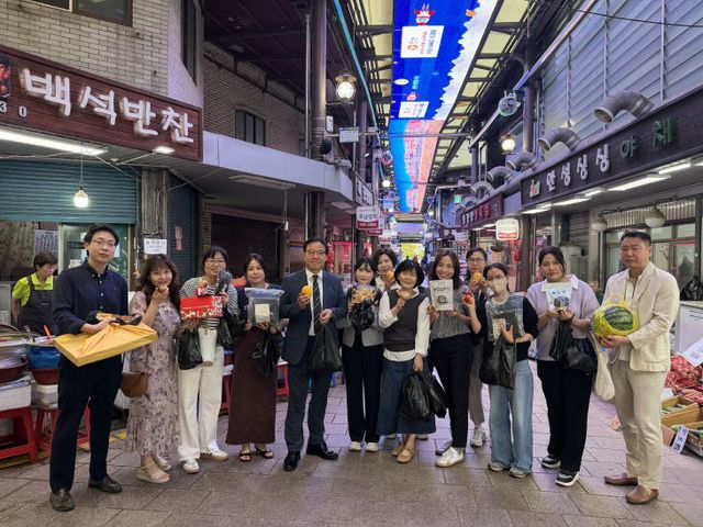 [사진] 인천시의료원, 전통시장 이용의 날’… 상생 행보 지속