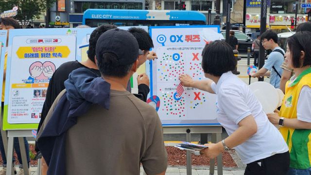 4. 지난다.