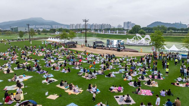 사본 -2.2025년 오천그린광장에서 공연을 즐기는 시민들의 모습