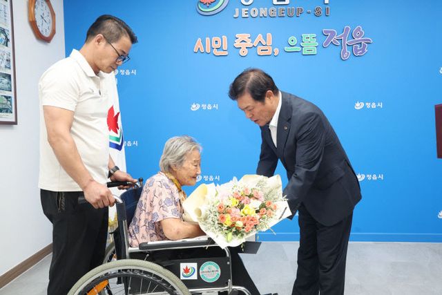 6·25전쟁 영웅 故김민영 상병 유족에 훈장 전수 (2)